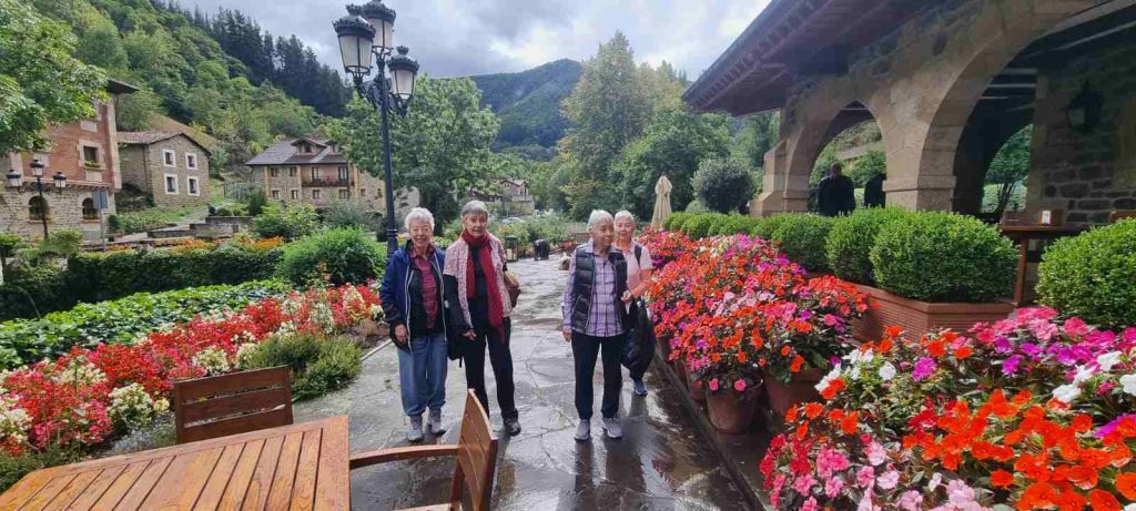 4 amigas mayores en un viaje por España