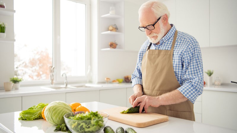 Los ancianos deben tener una alimentación saludable para tener una buena vejez.
