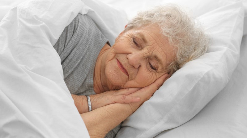 Muchos ancianos se toman medicamento para poder dormir.