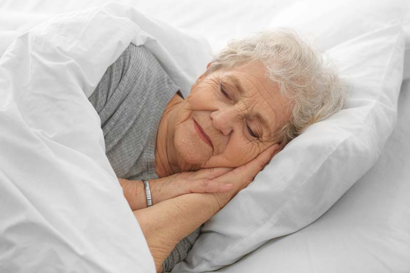 Cuidados a domicilio para personas mayores. dormir bien sin pastillas