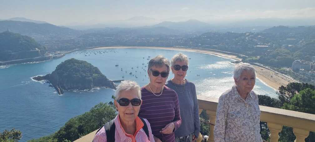 San Sebastian desde el monte igueldo en un viaje por el Pais vasco con 4 hermanas colombianas