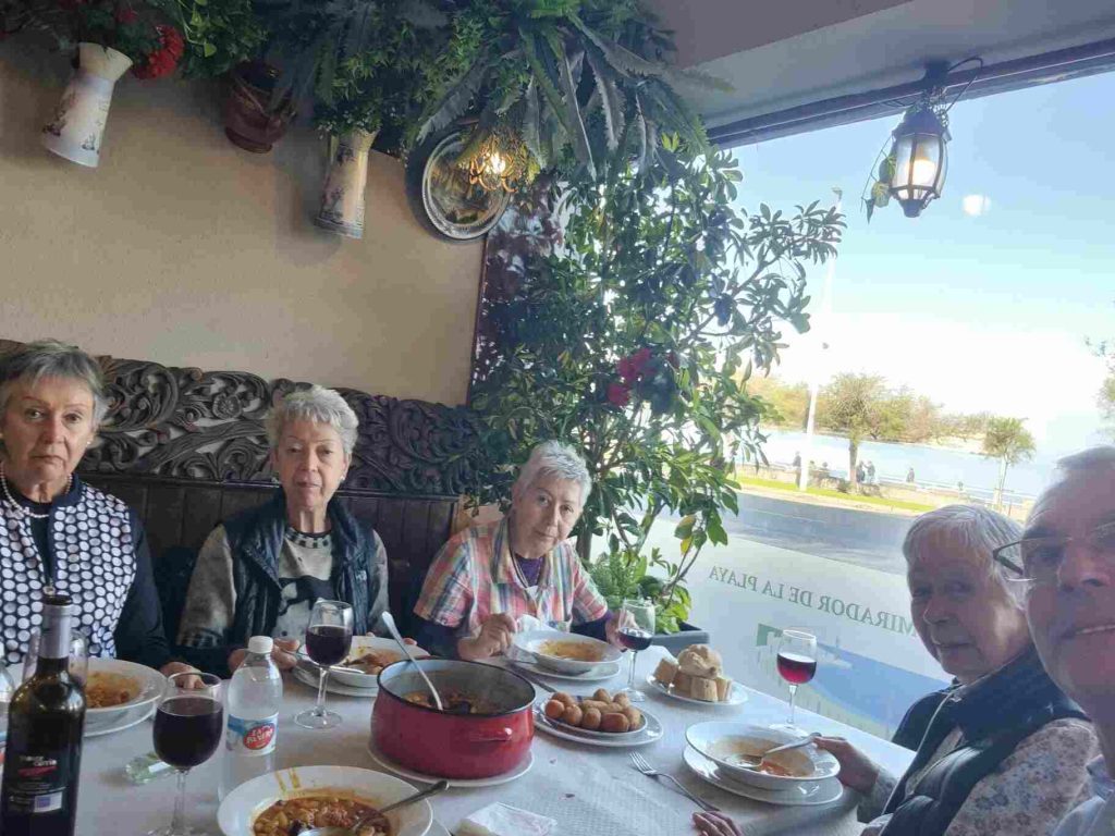 Comiendo fabada asturiana en un restaurante durante mi viaje por el Norte de España con 4 personas mayores de 80 años