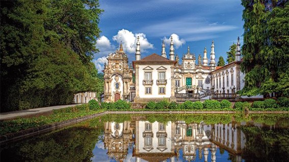 Casa Mateus, en un viaje a Portugal con adultos mayores