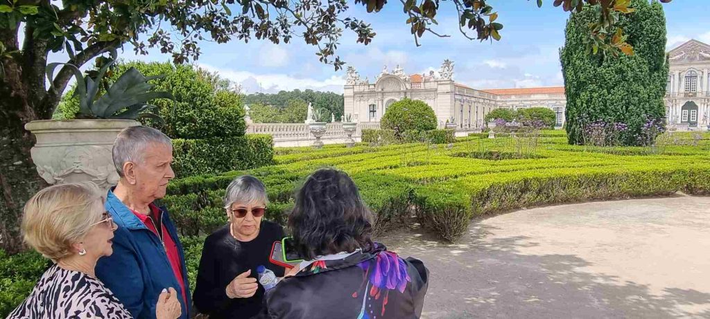 Palacio de Queluz: un paseo tranquilo y lleno de luz para adultos mayores que buscan viajes cómodos.