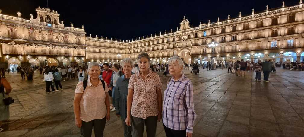 En la plaza Mayor de Salamnaca las 4 amigas mayores en su viaje por el norte de España