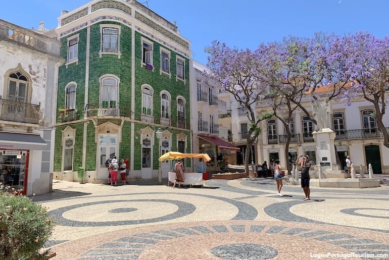 Lagos, en el Algarve: sol, calma y paseos llanos para adultos mayores que viajan acompañados.