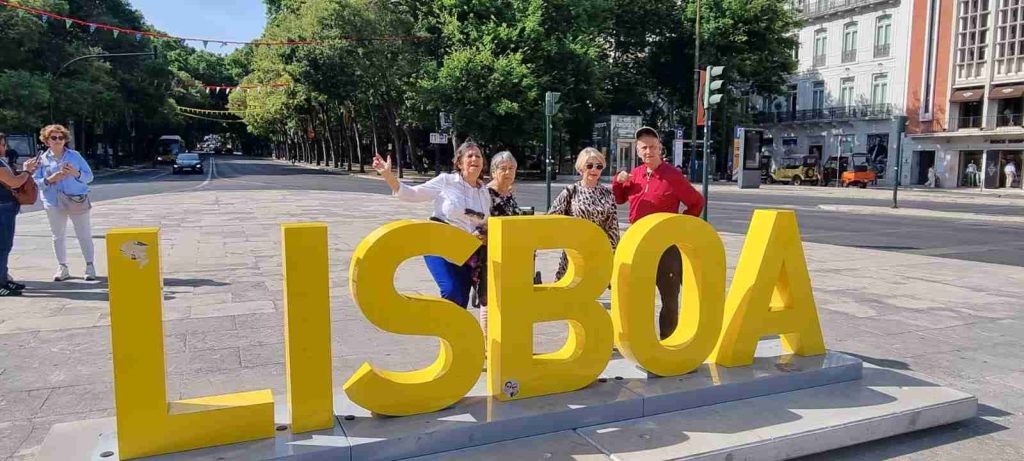 Cartel de Lisboa en la Avenida da Liberdade. Paseos llanos para adultos mayores que viajan acompañados