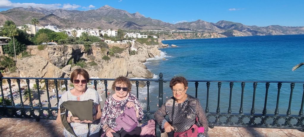 abuelas mayores en un viaje por Andalucia. Nerja y el Mediterraneo