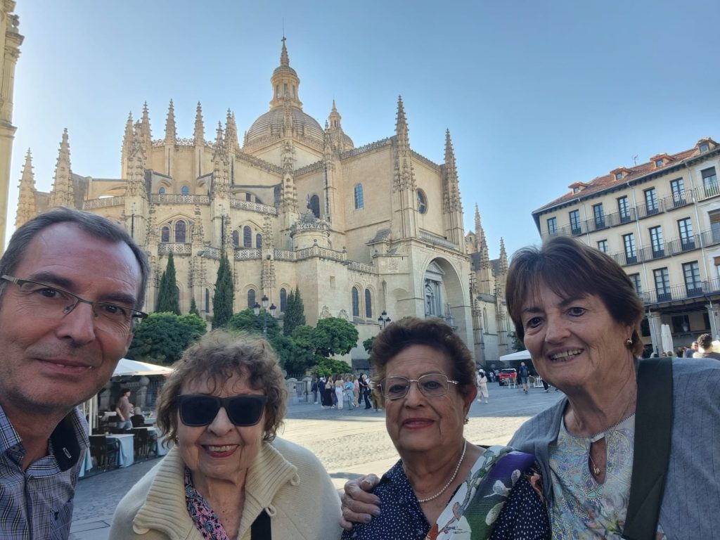 3 amigas mayores de 75 anos en un paseo privado por Segovia