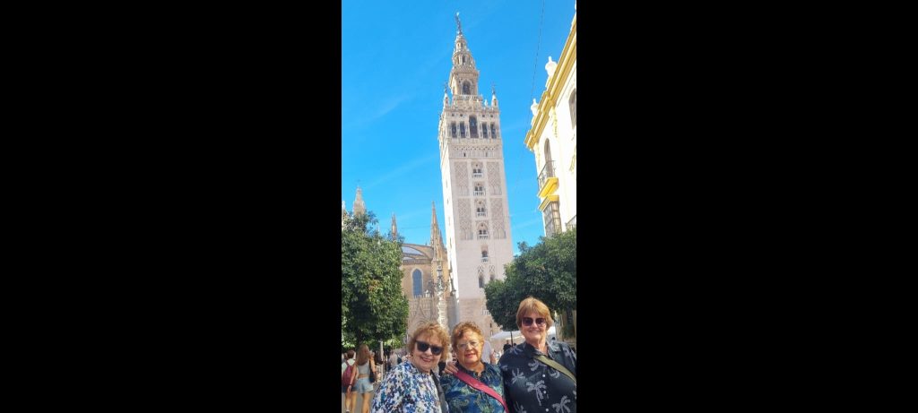 3 amigas mexicanas mayores de 75 anos en un tour por Andalucia para personas mayores de 75 años