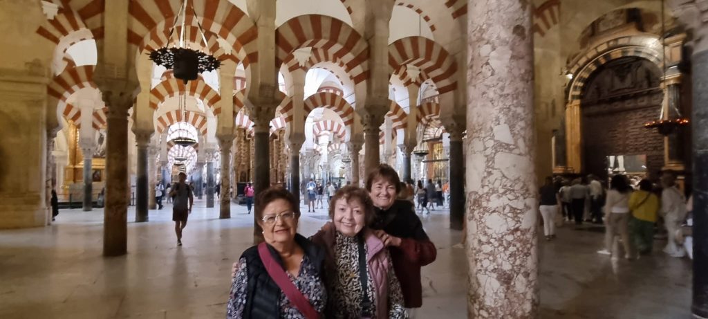 3 hermanas mayores en un viaje privado por Andalucia con mi acompanamiento. Mezquita de Cordoba