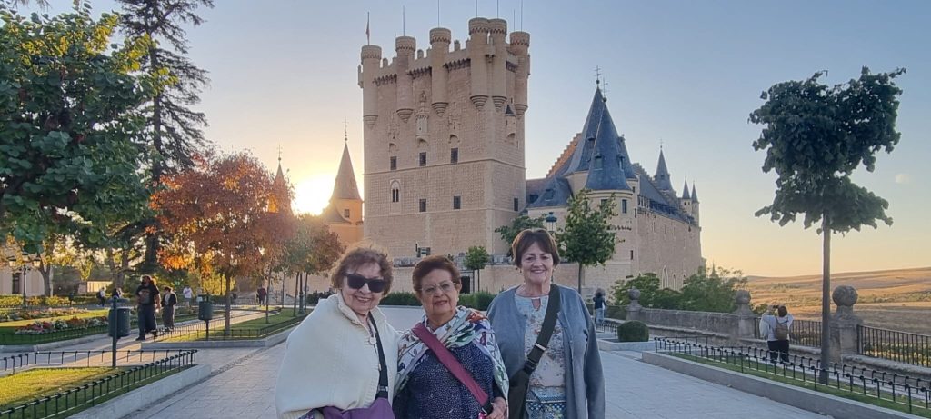 Tour exclusivo por Andalucia con 3 hermanas mayores de 80 años. Segovia con el Alcazar