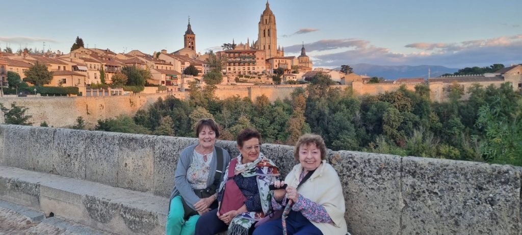 Tour por el sur de España con mayores de 80 años. Aqui en Segovia
