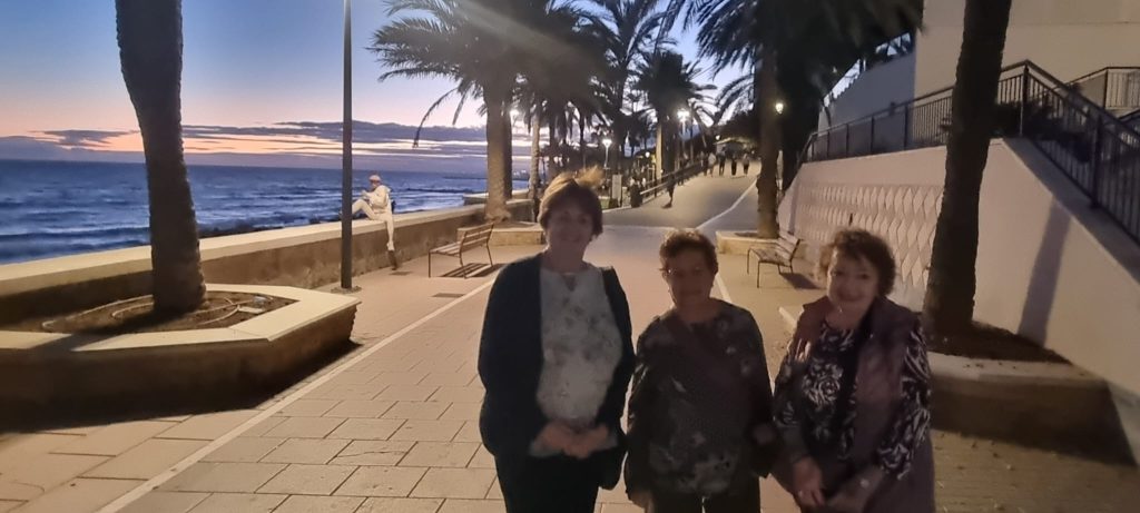 amigas mayores en el paseo de Marbella en un tour por Andalucia