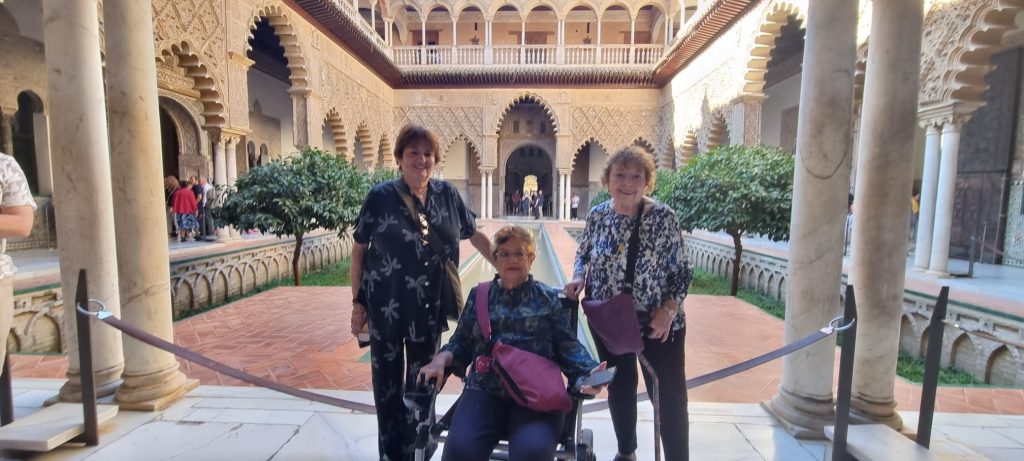 la silla de ruedas eléctrica plegable y mi acompañamiento en el Alcazar de Sevilla