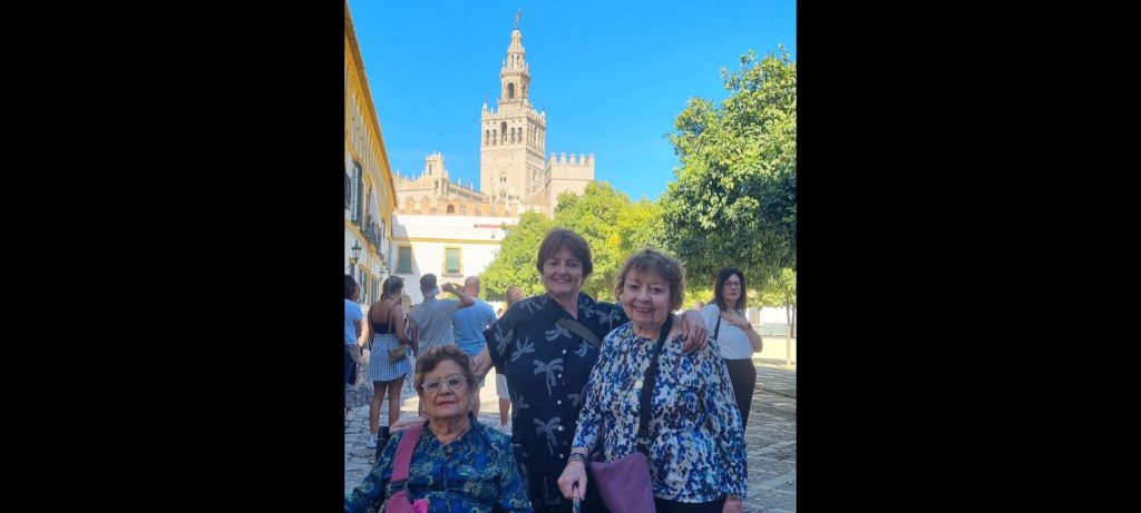 tour por Andalucia para abuelas mayores de 75 años. Aqui en Sevilla con la Giralda al fondo.