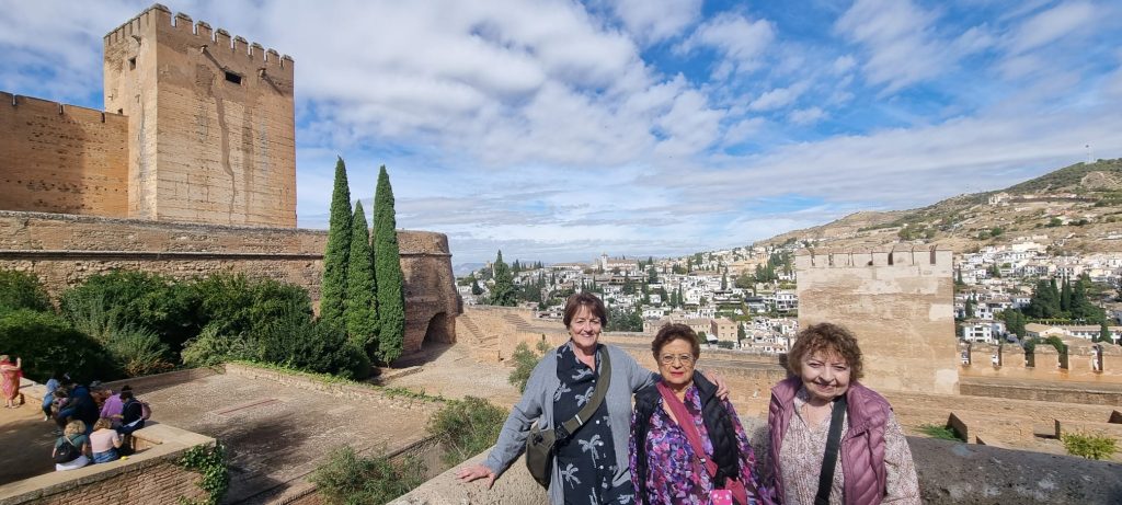 tours con amigas mayores por el sur de Espana. La Alhambrade Granada y el Albaicin al fondo