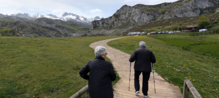Un-paseo-tranquilo-en-los-Lagos-de-Covadonga-con-2-amigas-mayores-de-75-anos