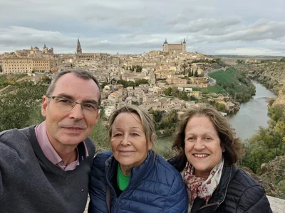 Clientes con Juan en el Parador de Toledo disfrutando de las vistas de Toledo