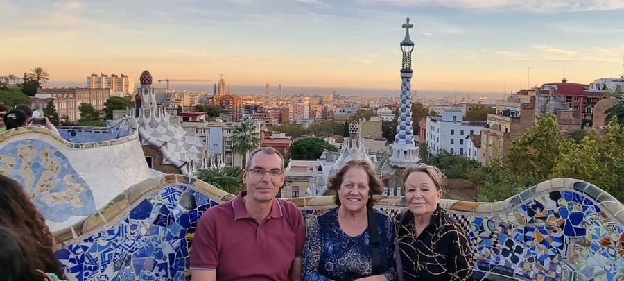 Viaje a Barcelona. Parque Guell. Juan con dos clientas. Viajes para mayores de 75 años.
